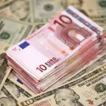Dollaro si rafforza contro l’Euro