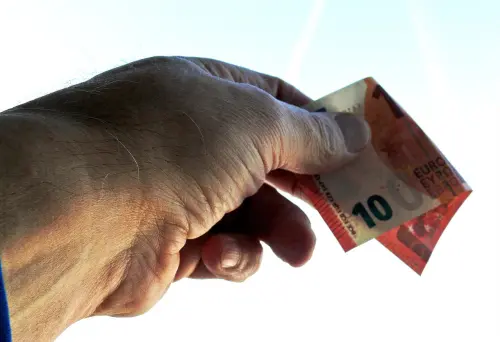 Salari fermi e costo della vita in crescita: perché succede