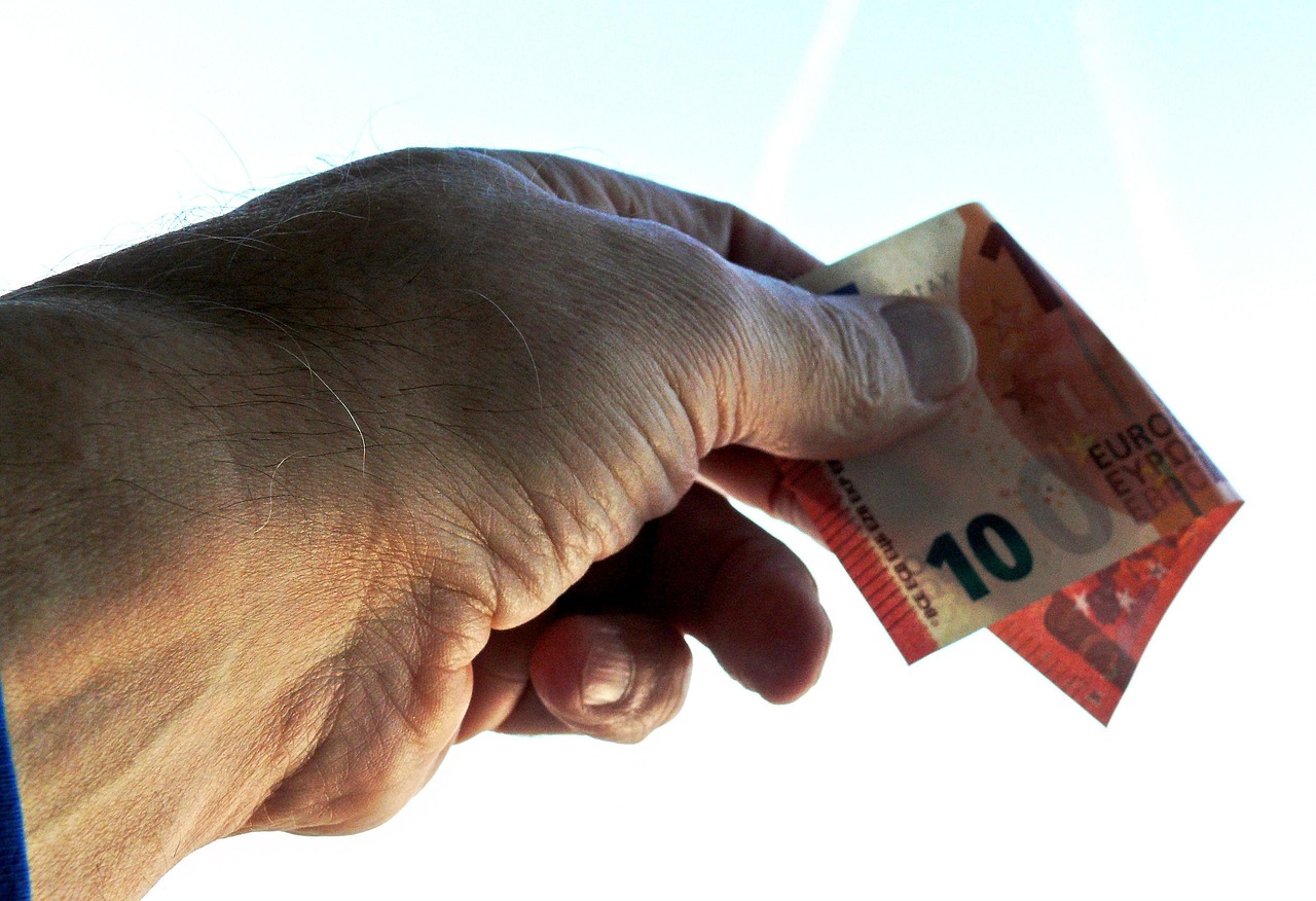 Salari fermi e costo della vita in crescita: perché succede